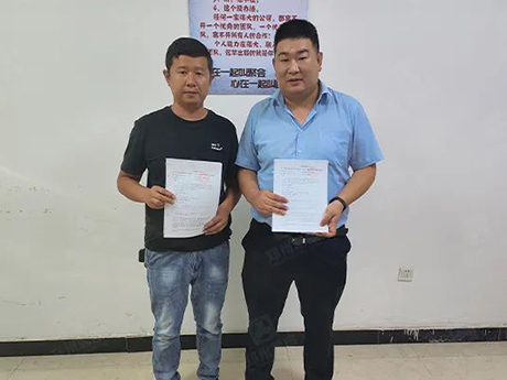 鄭州精东影业传媒與新疆客戶簽訂（dìng）輪胎式建築垃圾破碎（suì）篩分一體車