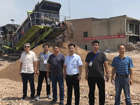 移（yí）動式建（jiàn）築（zhù）垃圾破碎機：建（jiàn）築垃圾處理的（de）革新力量